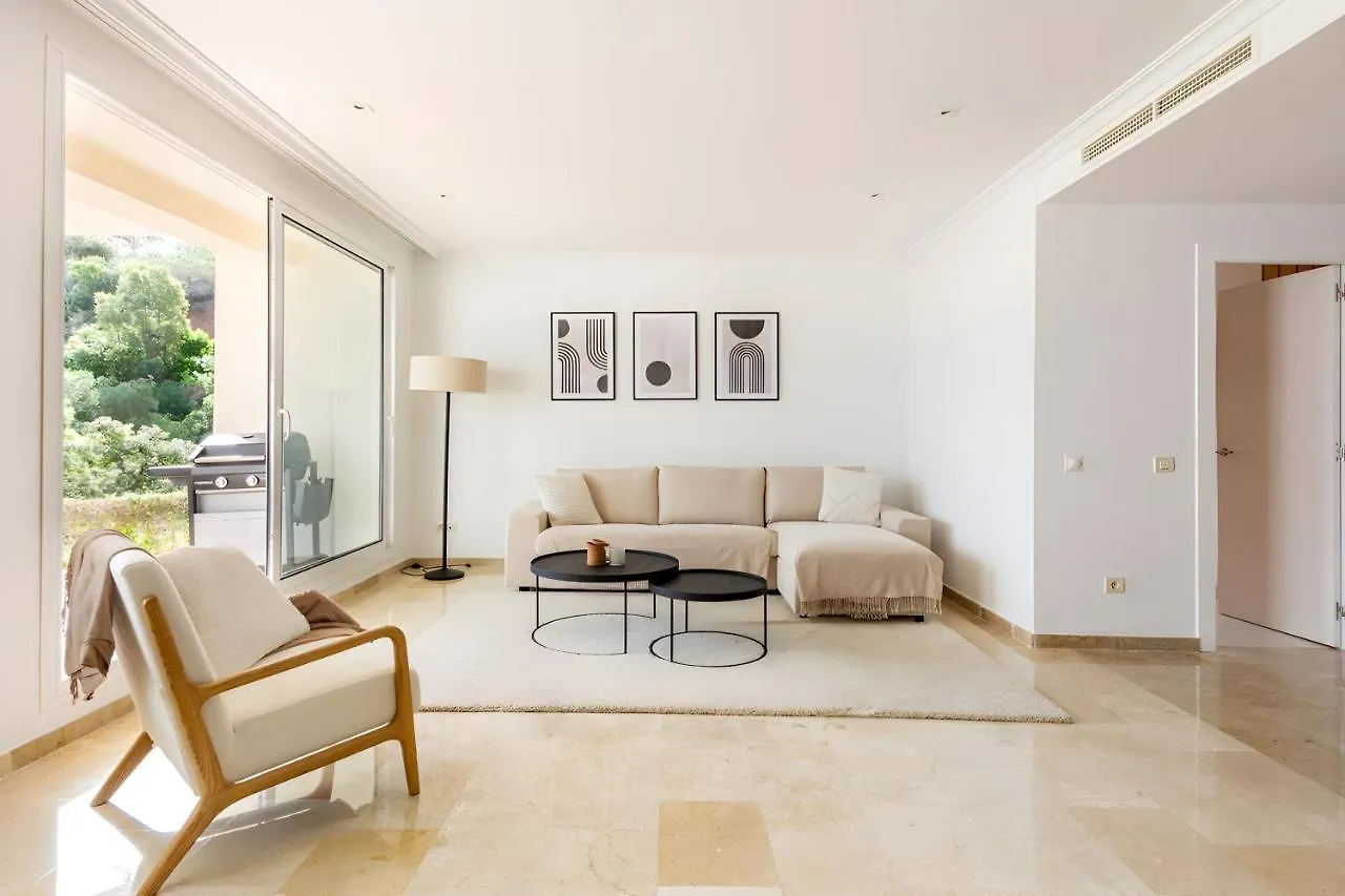 Luxury & Sunny Apartment With Breathtaking View In Marbella East 오옌